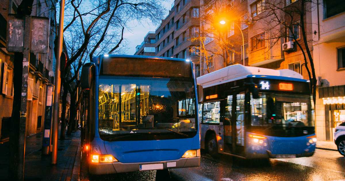 Ônibus Rodoviários: Importância e Impacto na Educação e Mobilidade Estudantil