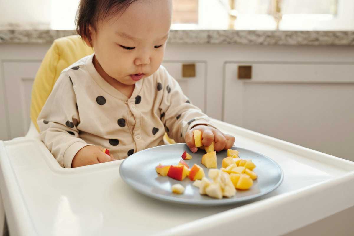 Como Ensinar as Crianças a Comerem Sozinhas na Cadeira de Alimentação